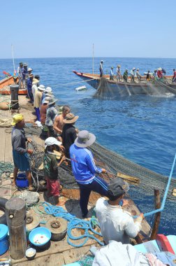 Nha Trang, Vietnam - 5 Mayıs 2012: Balıkçılar ton balığı, deniz Nha Trang Vietnam'da defne için trol