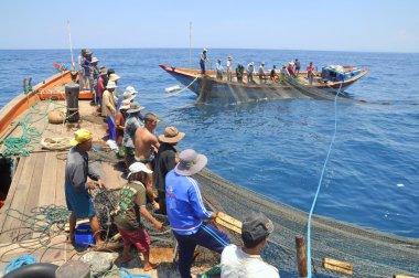 Nha Trang, Vietnam - 5 Mayıs 2012: Balıkçılar ton balığı, deniz Nha Trang Vietnam'da defne için trol