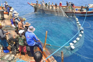Nha Trang, Vietnam - 5 Mayıs 2012: Balıkçılar ton balığı, deniz Nha Trang Vietnam'da defne için trol