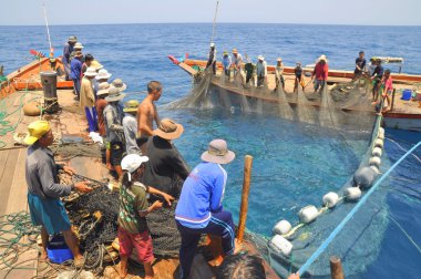 Nha Trang, Vietnam - 5 Mayıs 2012: Balıkçılar ton balığı, deniz Nha Trang Vietnam'da defne için trol