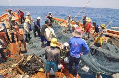 Nha Trang, Vietnam - 5 Mayıs 2012: Balıkçılar ton balığı, deniz Nha Trang Vietnam'da defne için trol