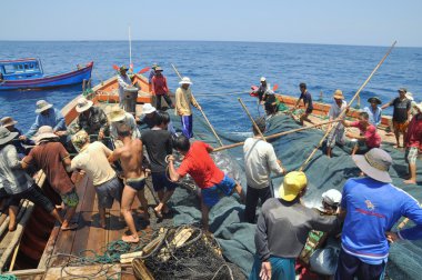 Nha Trang, Vietnam - 5 Mayıs 2012: Balıkçılar ton balığı, deniz Nha Trang Vietnam'da defne için trol