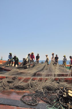 Nha Trang, Vietnam - 5 Mayıs 2012: Balıkçılar ton balığı, deniz Nha Trang Vietnam'da defne için trol