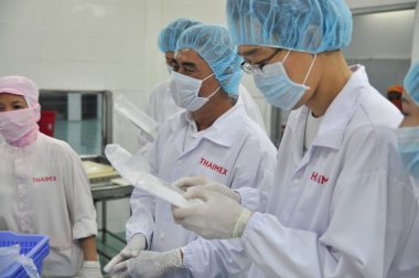 Phan Thiet, Vietnam - 11 Aralık 2014: Yabancı alıcılar visitting Vietnam Merkez deniz ürünleri fabrikasında çoğu