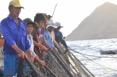 Nha Trang, Vietnam - 5 Mayıs 2012: Balıkçılar ton balığı, deniz Nha Trang Vietnam'da defne için trol
