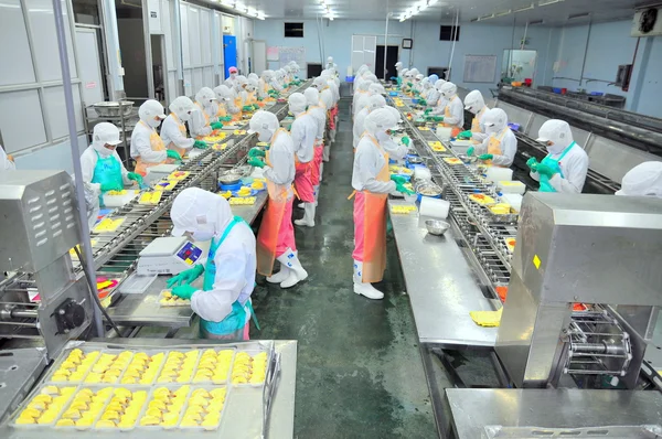 Ho Chi Minh city, Vietnam - 3 ottobre 2011: I lavoratori stanno lavorando duramente su una linea di produzione in una fabbrica di frutti di mare nella città di Ho Chi Minh, Vietnam — Foto Stock