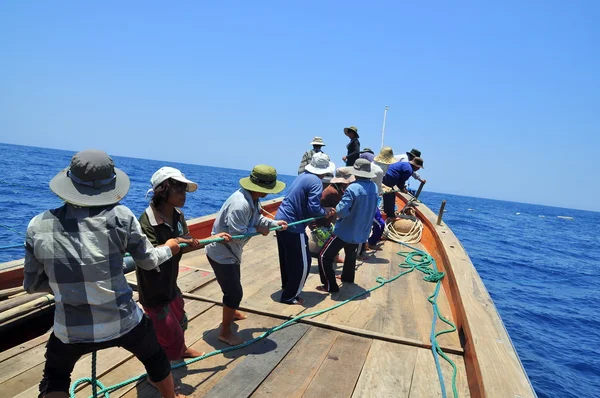 Nha Trang, Vietnam - May 5, 2012: Fishermen are catching tuna with a trawl net. — Stock Photo, Image
