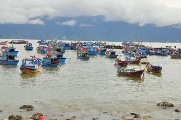 Nha Trang, Vietnam - 5 de octubre de 2011: Barcos pesqueros atracan en un puerto de Nha Trang — Foto de Stock