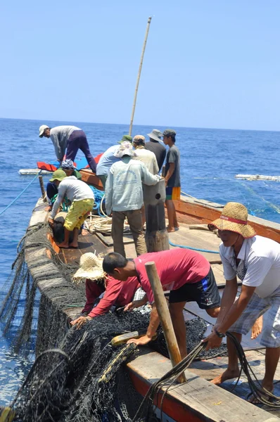 Nha Trang, Vietnam - 5 Mayıs 2012: Balıkçılar ton balığı, deniz Nha Trang Vietnam'da defne için trol