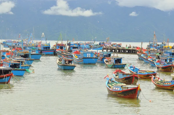 Nha Trang, Vietnam - 5 de octubre de 2011: Barcos pesqueros atracan en un puerto de Nha Trang — Foto de Stock