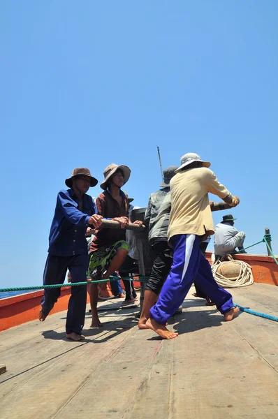 Nha Trang, Vietnam - 5 maj 2012: Fiskare trålning för tonfisk i havet Nha Trang bay i Vietnam — Stockfoto