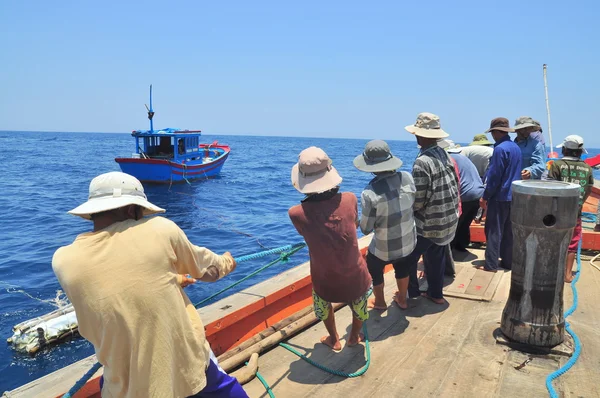 Nha Trang, Vietnam - 5 Mayıs 2012: Balıkçılar ton balığı, deniz Nha Trang Vietnam'da defne için trol — Stok fotoğraf