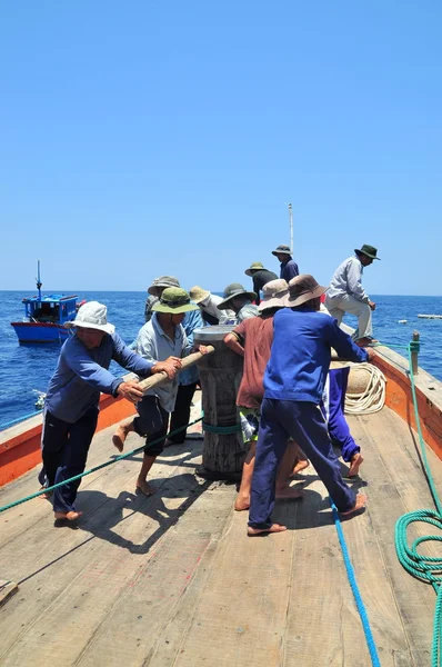 Nha Trang, Vietnam - May 5, 2012: Fishermen are trawling for tuna fish in the sea of Nha Trang bay in Vietnam — Stock Photo, Image