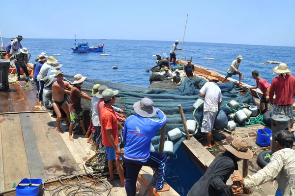 Nha Trang, Vietnam - 5 Mayıs 2012: Balıkçılar ton balığı, deniz Nha Trang Vietnam'da defne için trol — Stok fotoğraf