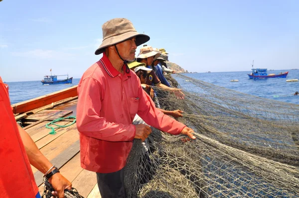 Nha Trang, Vietnam - May 5, 2012: Fishermen are trawling for tuna fish in the sea of Nha Trang bay in Vietnam — Stock Photo, Image