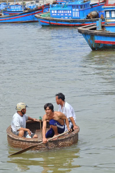 Nha Trang, Vietnam - October 5, 2011: Fishermen are swimming from their vessels to the seaport in a basket boat — Stock Photo, Image