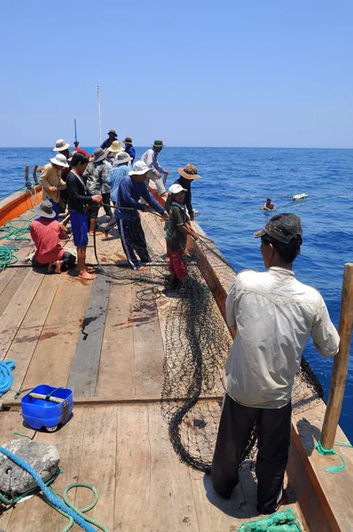 Nha Trang, Vietnam - 5 de mayo de 2012: Los pescadores están arrastrando para pescar atún en el mar de la bahía de Nha Trang en Vietnam —  Fotos de Stock