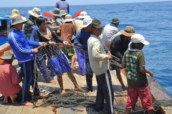 Nha Trang, Vietnam - 5 Mayıs 2012: Balıkçılar ton balığı, deniz Nha Trang Vietnam'da defne için trol