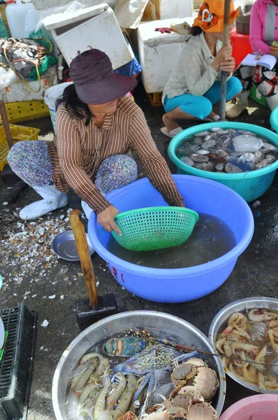 Nha Trang, Vietnam - 5 de octubre de 2011: Una mujer vende pescado fresco en un mercado local de mariscos en el puerto de Vinh Luong — Foto de Stock