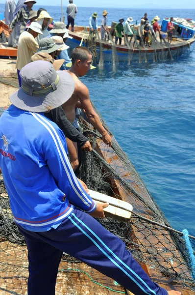 Nha Trang, Vietnam - 5 Mayıs 2012: Balıkçılar ton balığı, deniz Nha Trang Vietnam'da defne için trol
