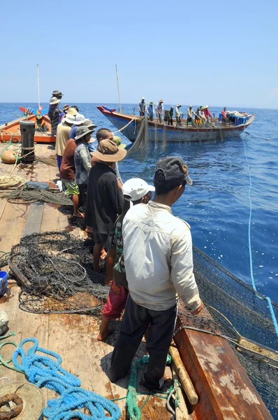 Nha Trang, Vietnam - 5 Mayıs 2012: Balıkçılar ton balığı, deniz Nha Trang Vietnam'da defne için trol