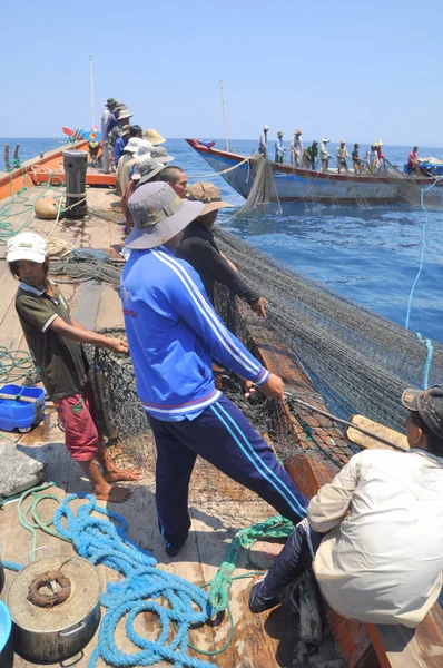 Nha Trang, Vietnam - 5 maj 2012: Fiskare trålning för tonfisk i havet Nha Trang bay i Vietnam — Stockfoto