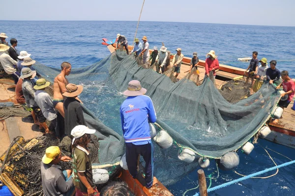 Nha Trang, Vietnam - May 5, 2012: Fishermen are trawling for tuna fish in the sea of Nha Trang bay in Vietnam — Stock Photo, Image