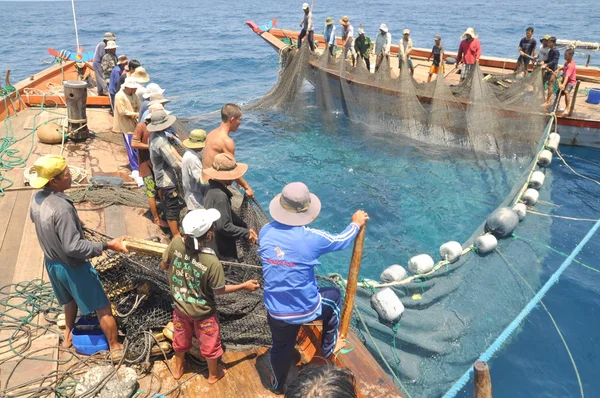 Nha Trang, Vietnam - May 5, 2012: Fishermen are trawling for tuna fish in the sea of Nha Trang bay in Vietnam — Stock Photo, Image