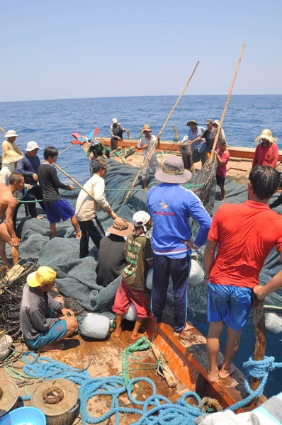 Nha Trang, Vietnam - May 5, 2012: Fishermen are trawling for tuna fish in the sea of Nha Trang bay in Vietnam — Stock Photo, Image