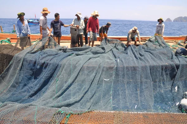 Nha Trang, Vietnam - 5 Mayıs 2012: Balıkçılar ton balığı, deniz Nha Trang Vietnam'da defne için trol