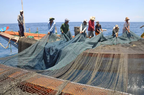 Nha Trang, Vietnam - 5 Mayıs 2012: Balıkçılar ton balığı, deniz Nha Trang Vietnam'da defne için trol