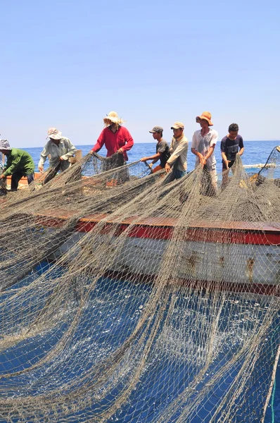 Nha Trang, Vietnam - 5 Mayıs 2012: Balıkçılar ton balığı, deniz Nha Trang Vietnam'da defne için trol