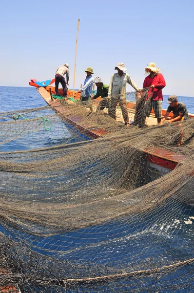 Nha Trang, Vietnam - 5 Mayıs 2012: Balıkçılar ton balığı, deniz Nha Trang Vietnam'da defne için trol