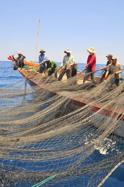 Nha Trang, Vietnam - May 5, 2012: Fishermen are trawling for tuna fish in the sea of Nha Trang bay in Vietnam — Stock Photo, Image