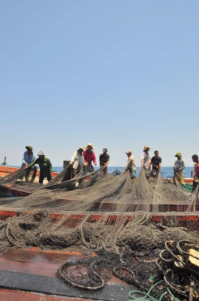 Nha Trang, Vietnam - May 5, 2012: Fishermen are trawling for tuna fish in the sea of Nha Trang bay in Vietnam — Stock Photo, Image
