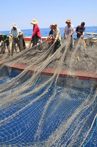 Nha Trang, Vietnam - 5 Mayıs 2012: Balıkçılar ton balığı, deniz Nha Trang Vietnam'da defne için trol