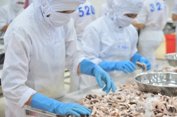 Vung Tau, Vietnam - 9 de diciembre de 2014: Los trabajadores clasifican el pulpo para exportar en una fábrica de procesamiento de mariscos — Foto de Stock