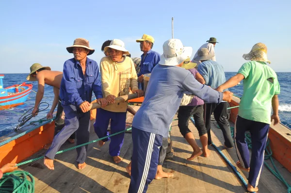 Nha Trang, Wietnam - 5 maja 2012: Rybacy są trałowania dla tuńczyka w morze Nha Trang bay w Wietnamie — Zdjęcie stockowe