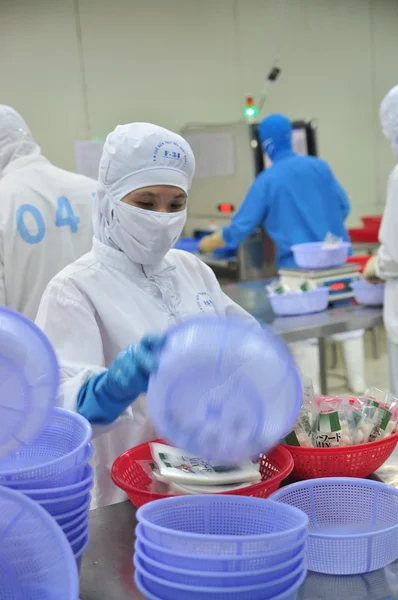 Vung Tau, Vietnam - 9 dicembre 2014: I lavoratori sono prodotti di imballaggio per l'esportazione in una fabbrica di prodotti ittici in Vietnam — Foto Stock