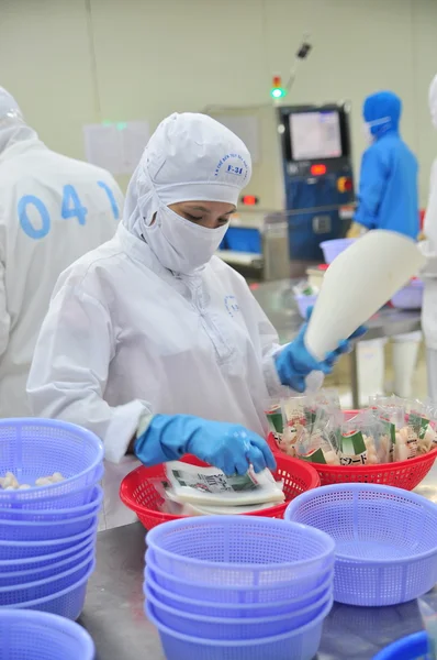 Vung Tau, Vietnam - December 9, 2014: Werknemers zijn verpakkend product voor de export in een zeevruchten fabriek in Vietnam — Stockfoto