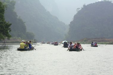 Ninh Binh, Vietnam - Mart 2010: Ferrymen Trang bir eko-turizm kompleksi, karmaşık bir güzellik - ziyaret turist açık bir jeolojik müze olarak adlandırılan manzara alıyor