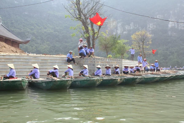 Ninh Binh, Vietnam - March 29, 2010: Ferrymen are waiting for tourists to visit the Trang An Eco-Tourism Complex, a complex beauty - landscapes called as an outdoor geological museum — Stockfoto