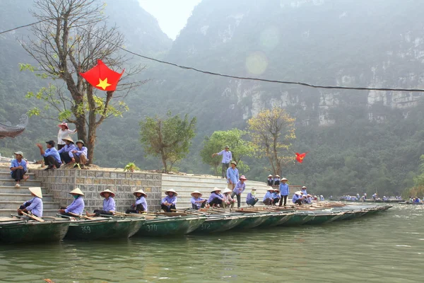 Ninh Binh, Vietnam - March 29, 2010: Ferrymen are waiting for tourists to visit the Trang An Eco-Tourism Complex, a complex beauty - landscapes called as an outdoor geological museum — 스톡 사진