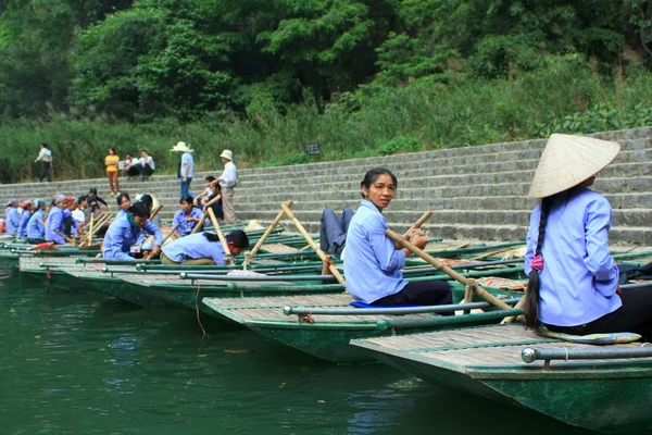 Ninh Binh, Vietnam - March 29, 2010: Ferrywomen are waiting for tourists visiting the Trang An Eco-Tourism Complex, which is a complex beauty - landscapes called as an outdoor geological museum — Stock Photo, Image