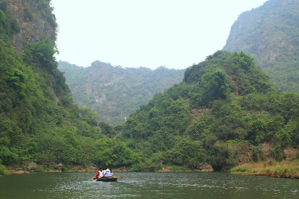 Нинь Бинь, Вьетнам - 29 марта 2010 года: Ферримен приглашает туристов посетить комплекс экологического туризма Чанг Ан, комплекс красоты - ландшафты, называемые открытым геологическим музеем — стоковое фото