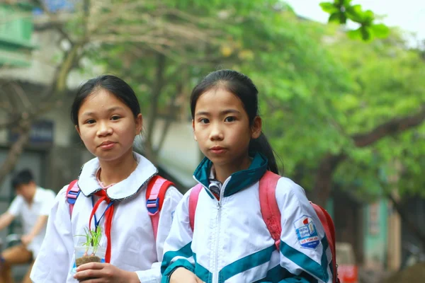 Nam Dinh, Vietnam - 30 de marzo de 2010: Dos alumnos están caminando a la escuela en la calle de la ciudad de Nam Dinh en el norte de Vietnam — Foto de Stock
