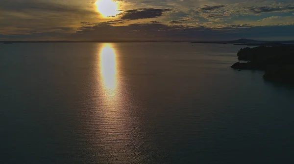 Flygfoto Molnig Solnedgång Med Reflektion Solen Det Lugna Havet — Stockfoto