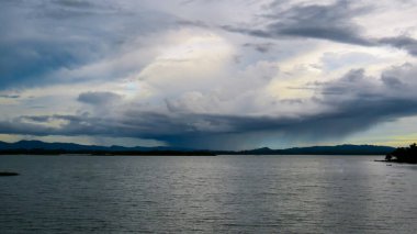 Kremsi siyah bir arka planda uçan bir mekik..