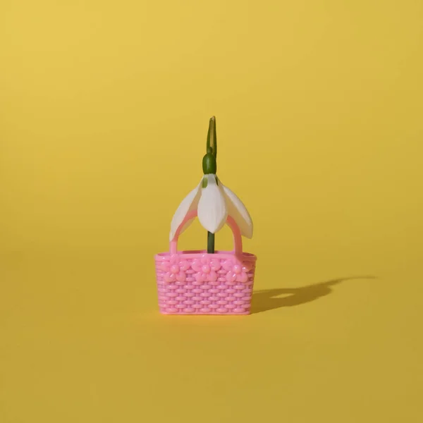 Sarı arkaplanlı pembe bir çantada çiçek