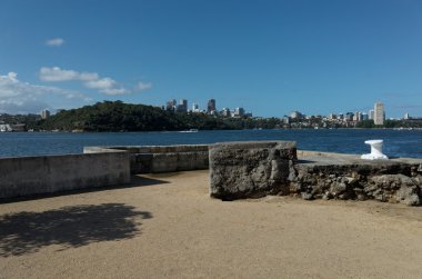 Deniz kenarındaki sete ve yapı kalıntıları balast Point Parkı Sydney